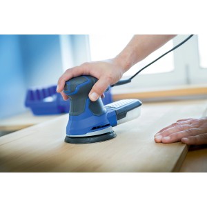 Levigatrice eccentrica LUX Comfort con platorello abrasivo Ø 125 mm, grana 240 in uso su legno.