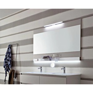 Bagno moderno con ampio specchio e illuminazione integrata. Accessorio per un design elegante del bagno.
