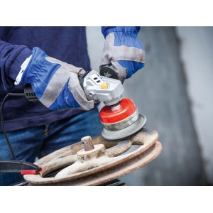 Smerigliatrice angolare CMI C-WIS-650/115 A durante la levigatura del metallo.