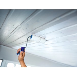 Mano che dipinge pannelli di legno con rullo per pannelli LUX 12 cm.