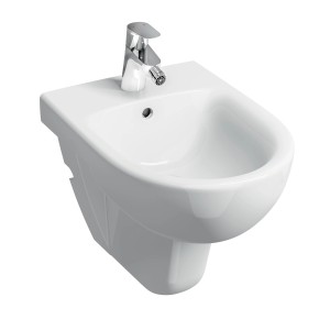 Bidet bianco sospeso con rubinetto per il bagno.