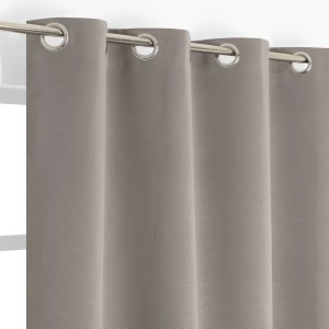 Tenda in tessuto grigio t.b.t. con occhielli per soggiorno.