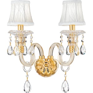 Elegante applique con due lampade, dettagli dorati e pendenti in cristallo.