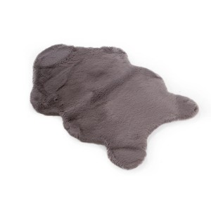 Tappeto t.b.t. grigio, simile a pelliccia, dalla forma insolita.