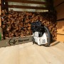 Motosega t.b.t. davanti a catasta di legna, marca Sherwood.