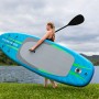Donna che trasporta la tavola SUP Allround Bestway Aqua Journey blu con pagaia al lago.