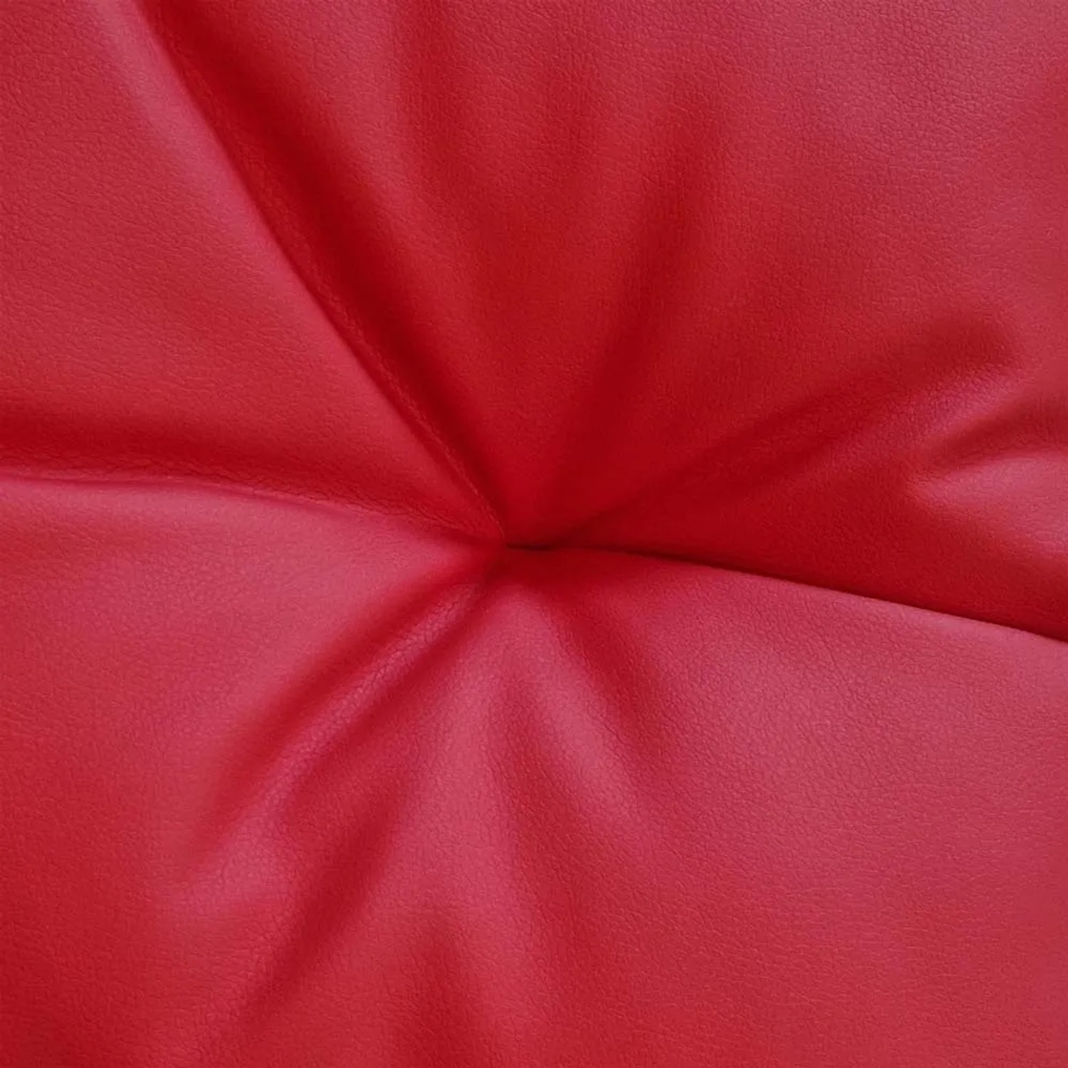 Dettaglio di un cuscino/fodera per cuscino rosso con bottone