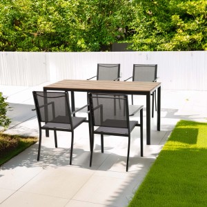 Set di mobili da giardino t.b.t. con tavolo e quattro sedie in giardino.
