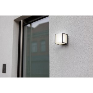 Lutec Doblo piccola applique LED da esterno, forma cubica, antracite, luce bianca calda.