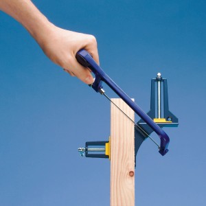 Morsetto angolare LUX Classic che fissa un pezzo di legno a 90°.