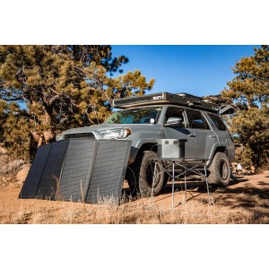 Pannello solare EcoFlow 400W con borsa in uso durante il campeggio, posizionato accanto all'auto.