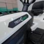 Trattorino tagliaerba Teckgard bianco, vista dettagliata del logo e dei comandi.