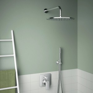 Miscelatore per vasca esterno con soffione e doccetta su parete verde.