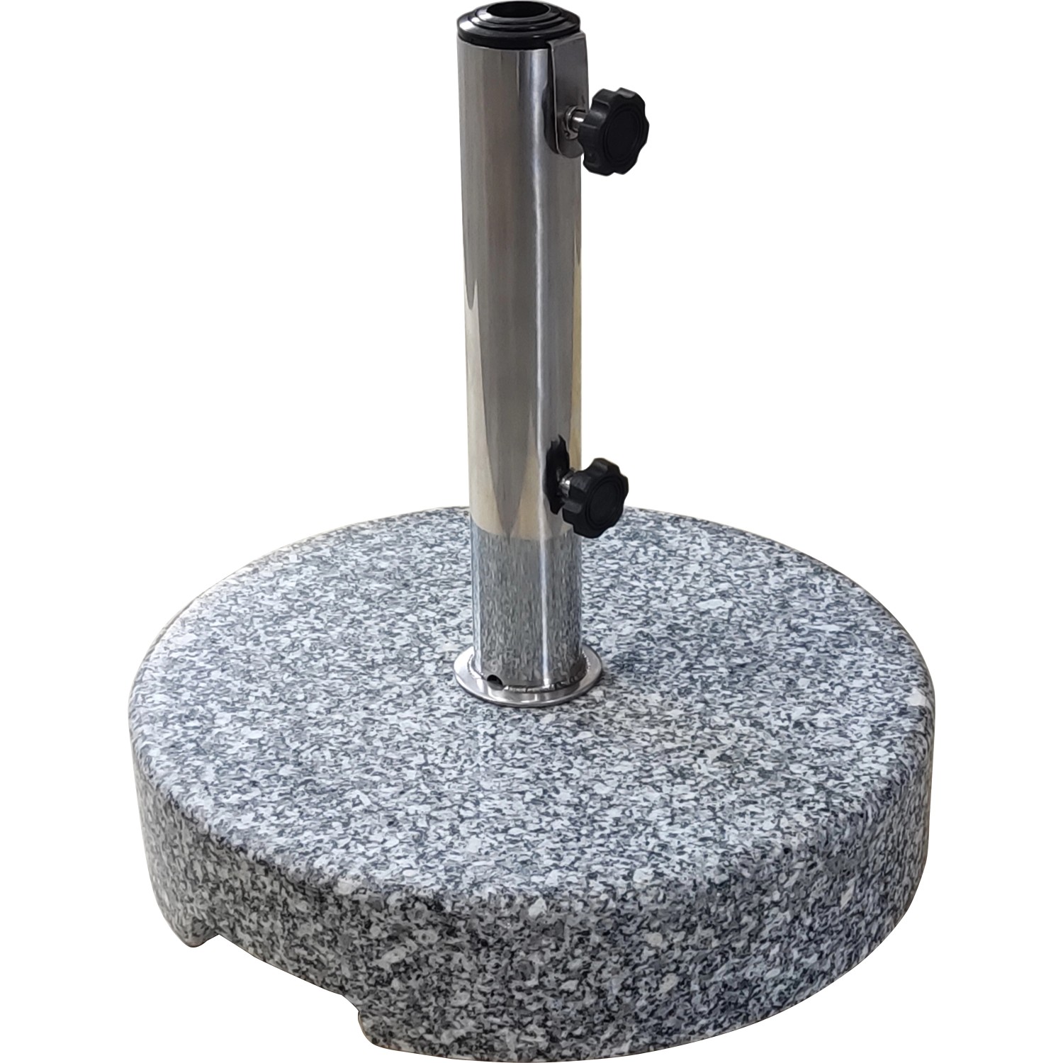 Supporto per ombrellone Hostena in granito grigio con tubo argentato e viti di fissaggio nere.
