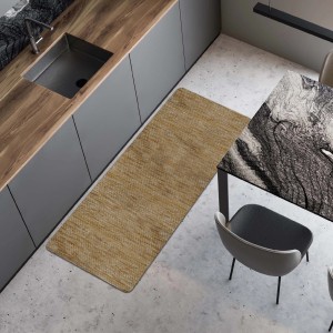 Tappeto da cucina/zerbino lungo color oro davanti a mobile cucina grigio e tavolo da pranzo.