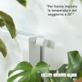 tado° Termostato intelligente per radiatore V3+ Starter Kit su termosifone, circondato da piante.