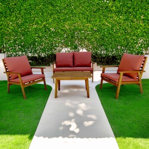 Set di mobili da giardino t.b.t. con divano, poltrone e tavolo su prato.