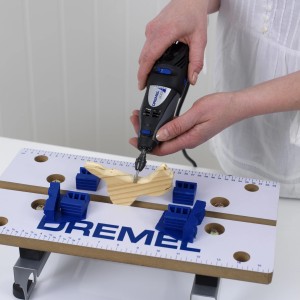 Mandrino autoserrante Dremel Multi 4486 in uso per forare il legno.