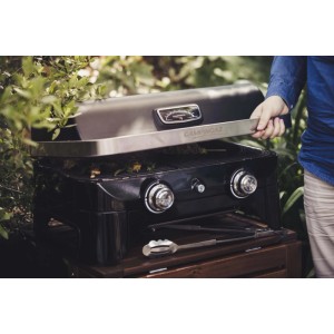 Barbecue a gas compatto t.b.t. con pinze. Ideale per balconi e giardini.