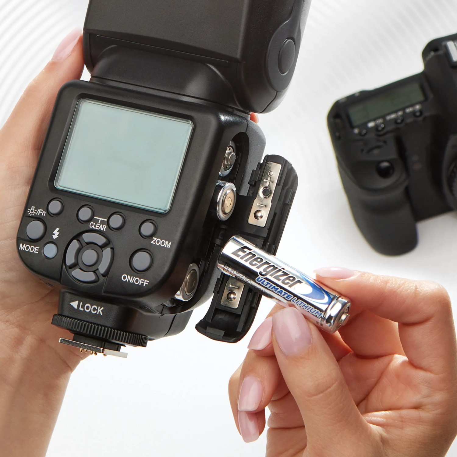 Batteria Energizer Lithium AA inserita in un flash.