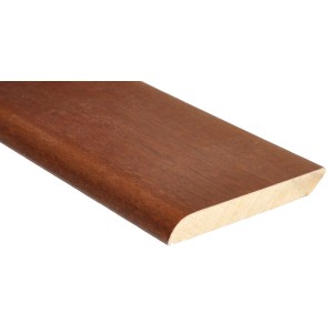 Dettaglio di un battiscopa marrone.