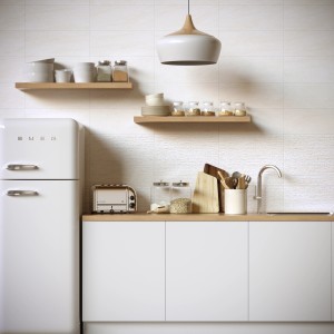 Cucina luminosa con piastrelle da rivestimento t.b.t., mensole e mobili bianchi.