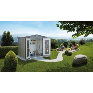 Casetta attrezzi Biohort Europa grigio scuro con porte aperte, scaffali e attrezzi da giardino nel verde.