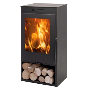 Stufa a legna nera con vano porta legna e fuoco acceso.