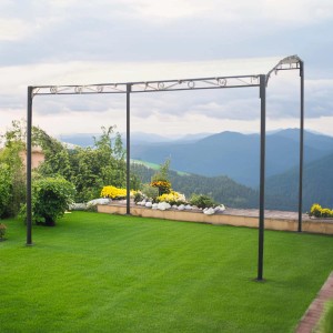 Gazebo nero t.b.t. in giardino con vista sulle montagne.