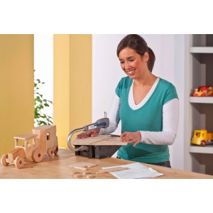 Donna che usa il seghetto alternativo Dremel Moto-Saw MS 20 per tagliare il legno per un'auto giocattolo.