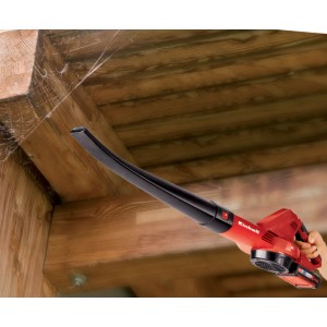 Soffiatore a batteria Einhell Power X-Change GC-CL 18 Li E Solo (18 V) in uso sotto travi di legno.
