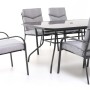 Set di mobili da giardino grigio con tavolo e quattro sedie per giardino o patio.