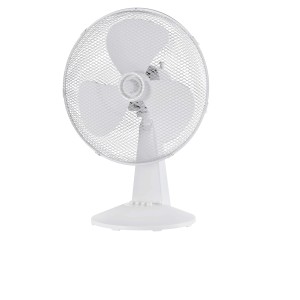 Ventilatore da tavolo bianco con griglia di protezione per un utilizzo sicuro.