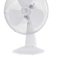 Ventilatore da tavolo bianco con griglia di protezione per un utilizzo sicuro.