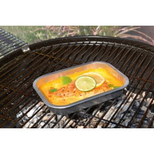 Leccarda in alluminio OBI con salmone e lime sulla griglia, utensile per grigliare.