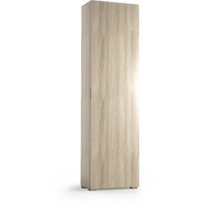 Armadio stretto color legno chiaro per riporre oggetti all'interno.