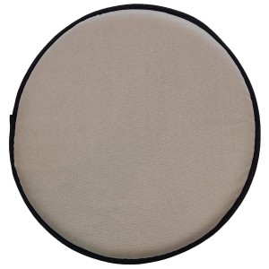 Cuscino rotondo beige con bordo nero.