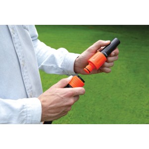 Persona che collega un raccordo per tubo arancione t.b.t. per irrigazione.