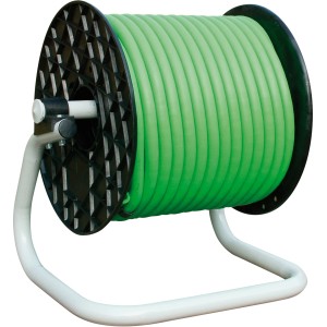 Avvolgitore con tubo per irrigazione verde su telaio metallico bianco.