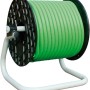 Avvolgitore con tubo per irrigazione verde su telaio metallico bianco.