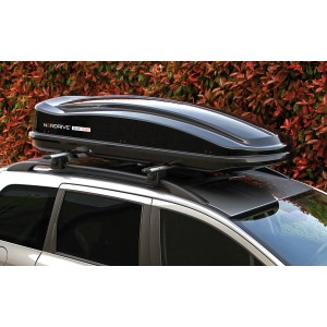 Box da tetto nera Nordrive montata su un'auto, accessorio per il trasporto.