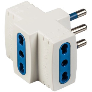 Adattatore multiplo t.b.t. bianco con prese blu per prese di corrente.