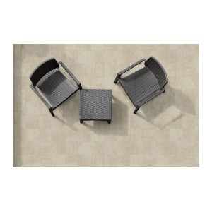 Set di mobili da giardino su piastrelle per esterni: Due poltrone in rattan e un tavolo di t.b.t.