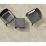 Set di mobili da giardino su piastrelle per esterni: Due poltrone in rattan e un tavolo di t.b.t.