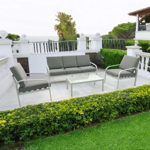 Set di mobili da giardino grigio con divano, poltrone e tavolo per patio o giardino.
