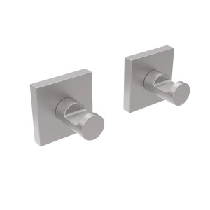 Due ganci a muro argentati per accessori bagno.