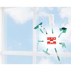 Manico telescopico Leifheit con strumenti di pulizia e sistema Click davanti alla finestra