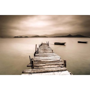 Quadri seppia: Molo sul lago con barche sotto un cielo nuvoloso.
