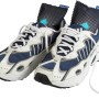 t.b.t. deumidificatori per scarpe in scarpe da ginnastica blu e bianche.