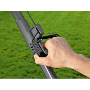 Mano che aziona la troncarami Gardena Combisystem con cordino. Cesoie da giardino per potatura.